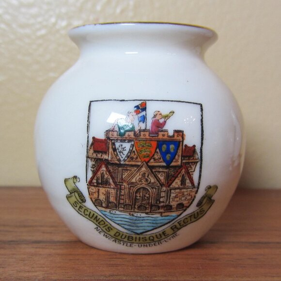 W.H. Goss crested heraldry china vintage Newcastle-under-Lyme (GC049 Grace) - Picture 1 of 8
